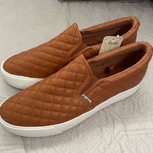 Mudd tan sneakers